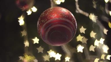 红色的圣诞节球打击翼模糊的明星光